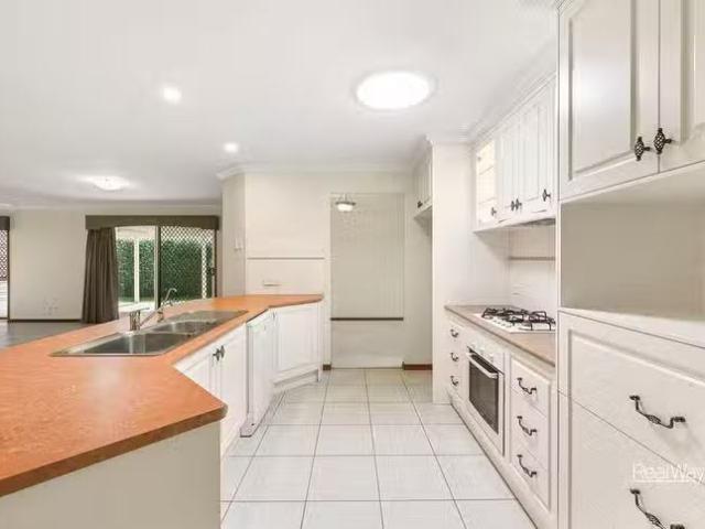 Nice 18 Saba Court, Middle Ridge, QLD 4350