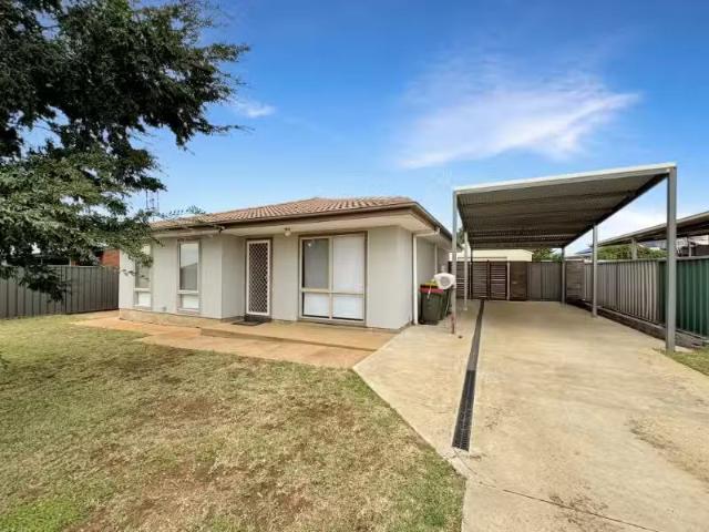 Cheap 18 Salter Drive, DUBBO House for rent Listed by Chloe A.