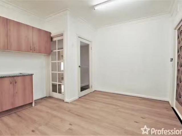 Cheap 19 Berkshire Road, Sunshine North VIC 3020