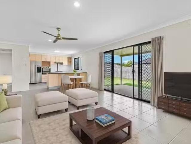 Just in! 19 Grassdale Crescent, Morayfield, QLD 4506