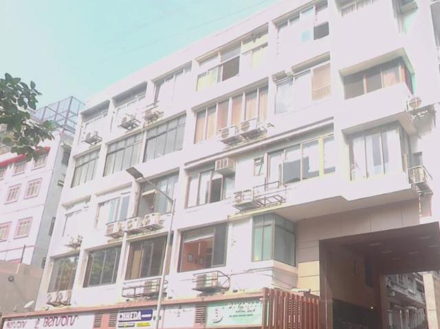 Rental | 1.5 BHK + 900 Sq.Ft. Apartment in Walkeshwar