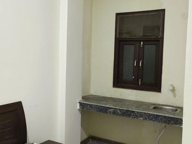 Rental | 1.5 BHK + Pooja Room 650 Sq.Ft. Apartment in Shree Krishna Apartments Noida
