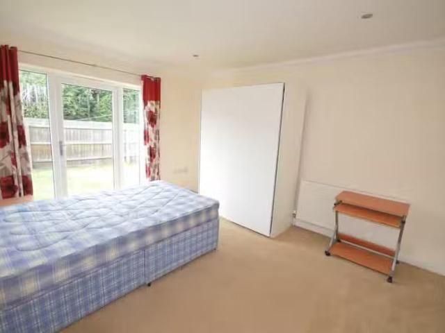Cheap 1 BA 4 bedroom detached house for rent in Ensbury Garden.