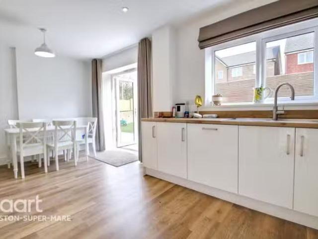 Cheap 1 BA 4 bedroom detached house for rent in Faraday Road.