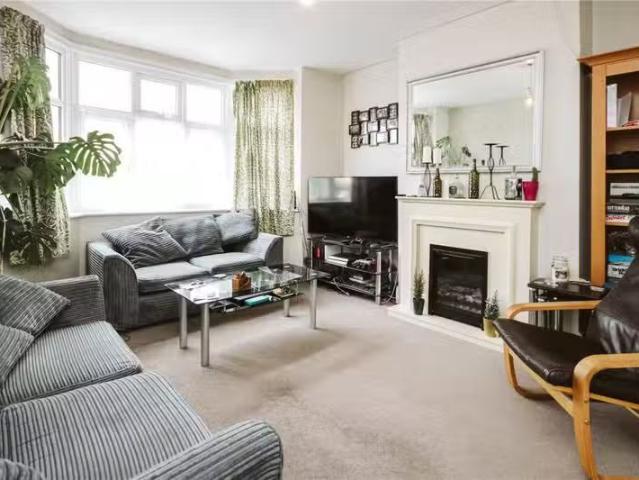 Deal! 1 BA 4 bedroom end of terrace house for rent in Vassall.