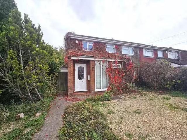 Cheap 1 BA 4 bedroom semi detached house for rent in Stockwood.
