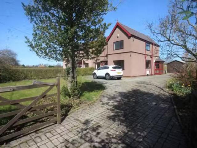 Just in! 1 BA 5 bedroom semi detached house for rent in Cheste.