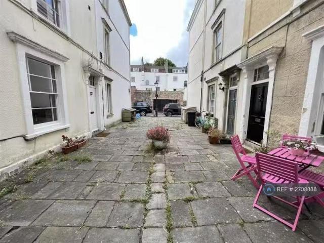 Just in! 1 BA 5 bedroom terraced house for rent in James Place.
