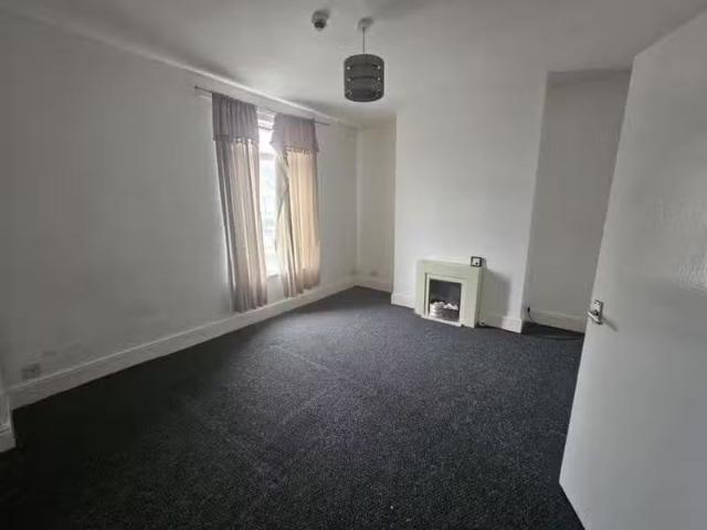 Cheap 1 BA 1 bedroom apartment for rent in Durban Road, Grimsb.