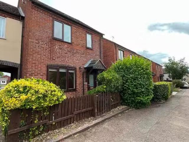 Charming 1 BA 1 bedroom end of terrace house for rent in Quinn.