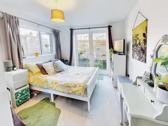 New 1 BA 1 bedroom flat for rent in Connaught Road, Cardiff, C.