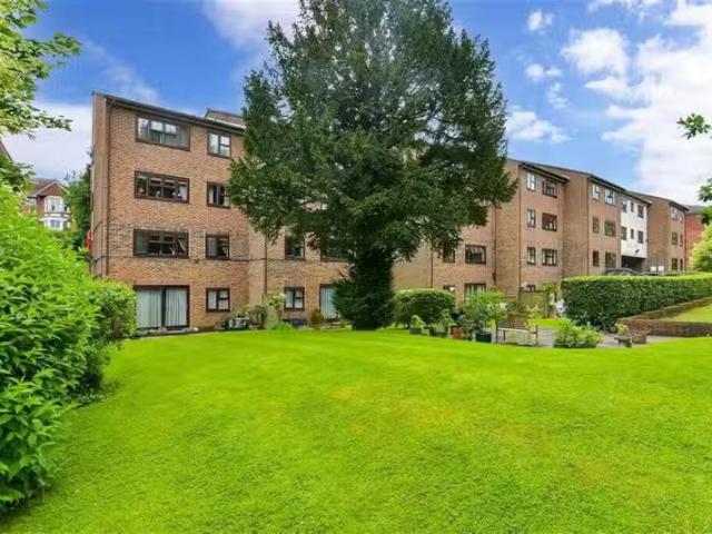 Charming 1 BA 1 bedroom flat for rent in Knowle Lodge, Caterha.