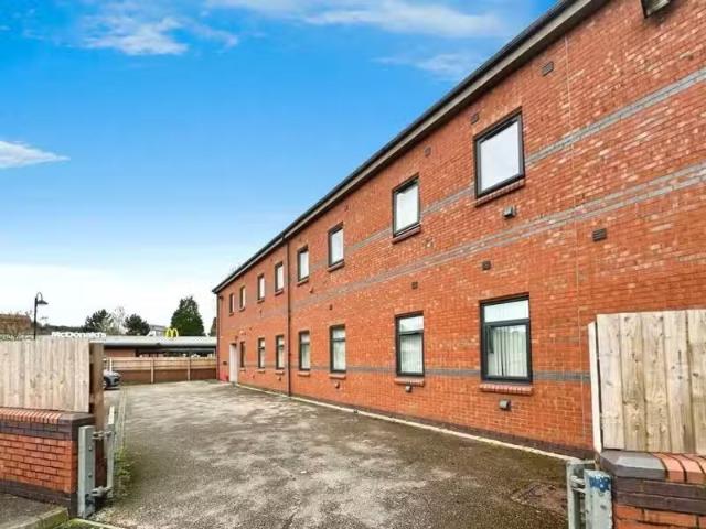 Cheap 1 BA 1 bedroom flat for rent in Lower Mill Street, Kidde.
