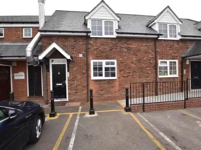 Deal! 1 BA 1 bedroom maisonette for rent in King Edward Court.