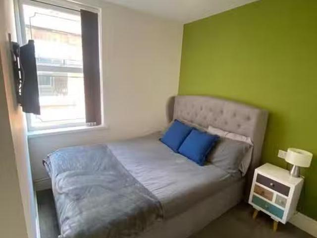 Rental! 1 BA 1 bedroom terraced house for rent in Brighton Roa.