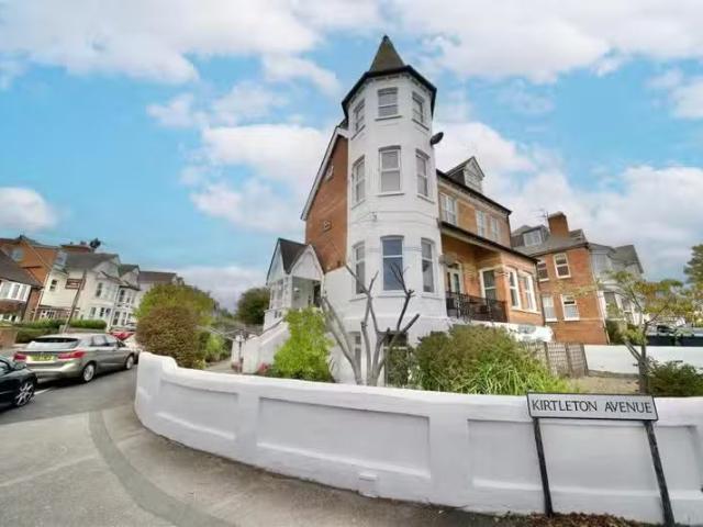 Cozy 1 BA 2 bedroom apartment for rent in Carlton Road South.