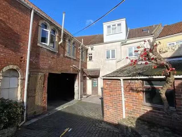 Cozy 1 BA 2 bedroom apartment for rent in Stallard Street, Tro.
