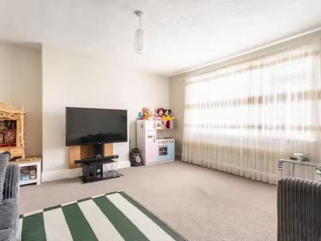 Deal! 1 BA 2 bedroom apartment for rent in Victoria Road, Port.