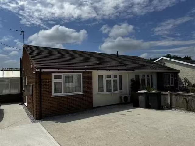 New 1 BA 2 bedroom bungalow for rent in Aerodrome Road, Bekesb.