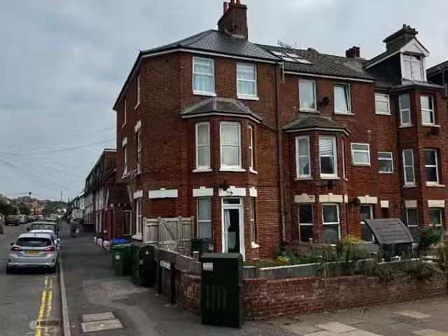 New 1 BA 2 bedroom ground floor flat for rent in Claremont Roa.