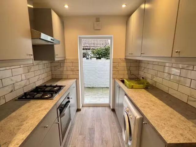 Rental! 1 BA 2 bedroom ground floor flat for rent in Gratwicke.
