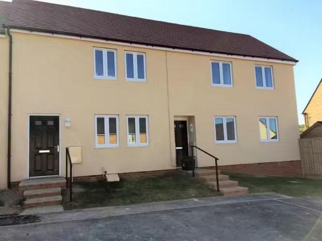 Deal! 1 BA 2 bedroom ground floor flat for rent in Wyndham Par.
