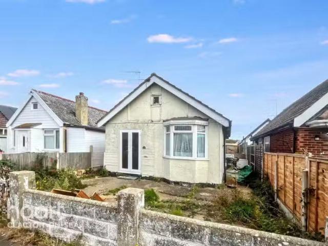 Charming 1 BA 2 bedroom detached bungalow for rent in Rosemary.