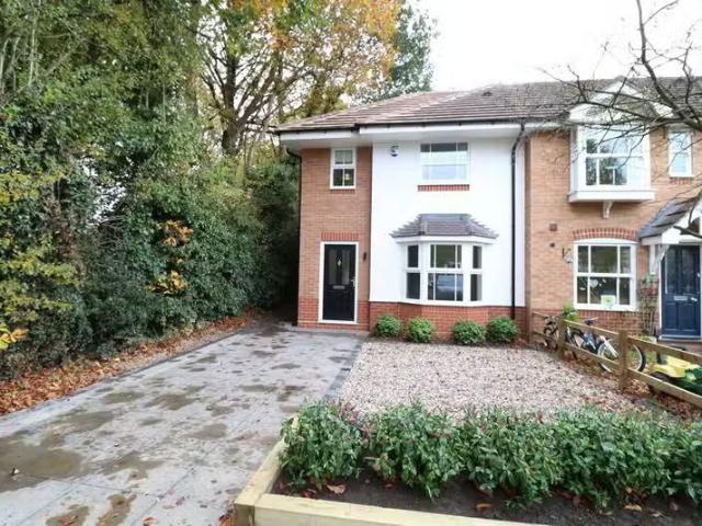 Just in! 1 BA 2 bedroom end of terrace house for rent in Kings.