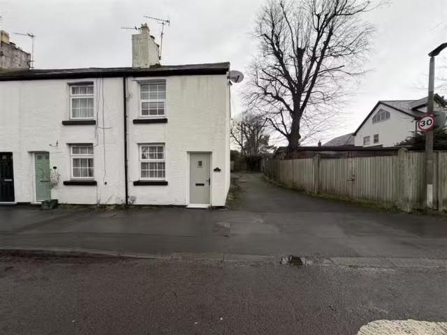 Just in! 1 BA 2 bedroom end of terrace house for rent in Stati.