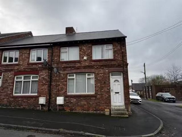 Unique 1 BA 2 bedroom end of terrace house for rent in Steaven.