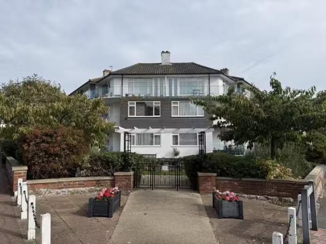 For Rent! 1 BA 2 bedroom flat for rent in 27 Darley Road, Mead.