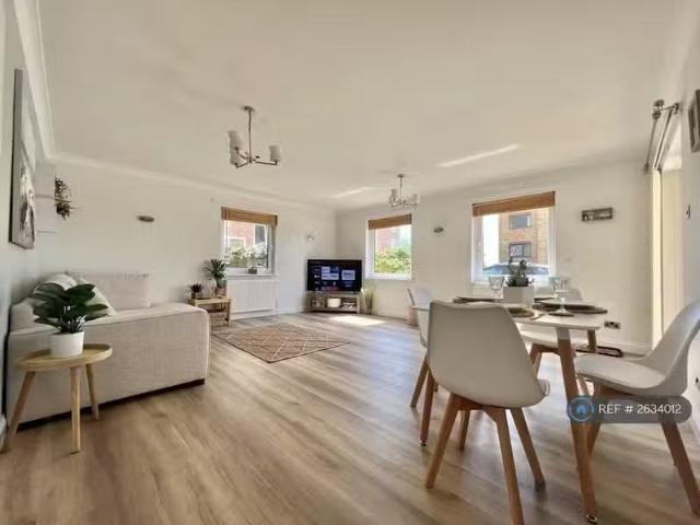 Cozy 1 BA 2 bedroom flat for rent in Varne Lodge, Sandgate, Fo.