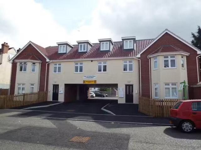 Deal! 1 BA 2 bedroom flat for rent in Victory Road, Clacton On.