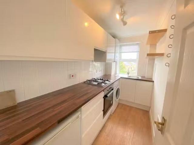 Nice 1 BA 2 bedroom flat for rent in Arthur Road, Christchurch.