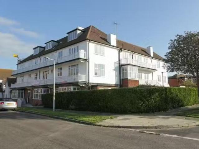 Nice 1 BA 2 bedroom flat for rent in Beresford Gardens, Clifto.