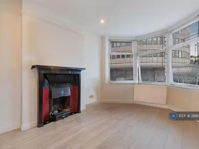 Cozy 1 BA 2 bedroom flat for rent in Brighton Road, Purley, CR8