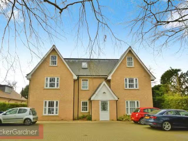 Cozy 1 BA 2 bedroom flat for rent in Cambridge Road, Great She.