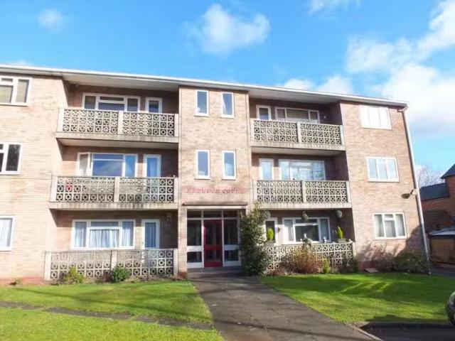 Cozy 1 BA 2 bedroom flat for rent in Chester Road, Sutton Cold.