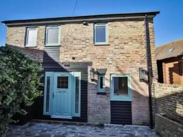 Cheap 1 BA 2 bedroom flat for rent in Coach House, 101d Dover.
