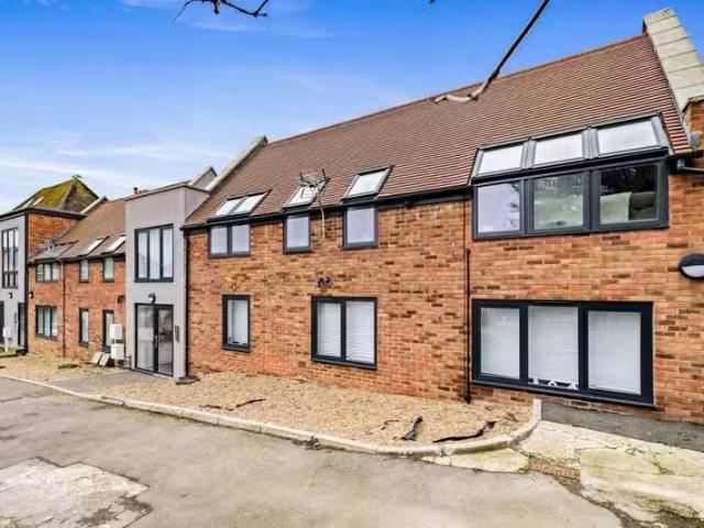 Just in! 1 BA 2 bedroom flat for rent in Cobden Road, Folkesto.
