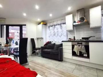 Cozy 1 BA 2 bedroom flat for rent in Claremont Close, London.