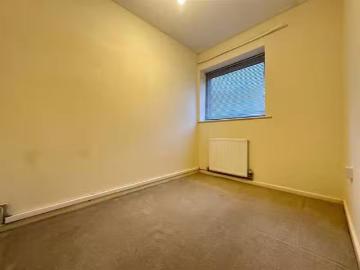 Cheap 1 BA 2 bedroom flat for rent in Cross Hey Avenue, Prento.