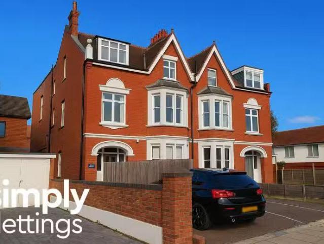 Unique 1 BA 2 bedroom flat for rent in New Church Road, Hove.