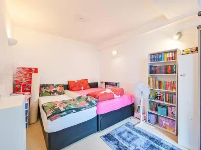 For Rent! 1 BA 2 bedroom flat for rent in Shaftesbury Road, Ea.