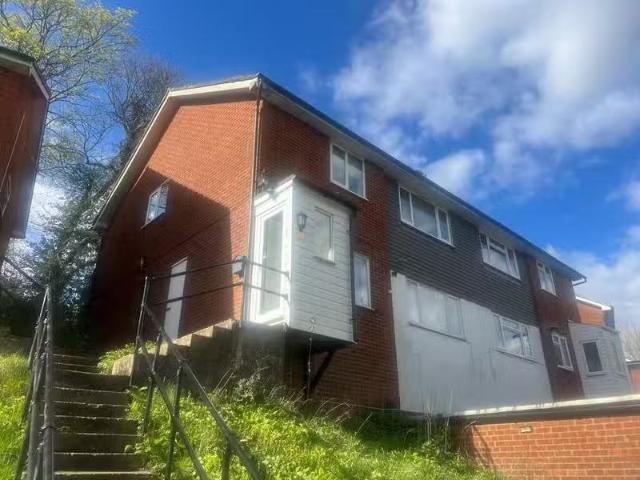 New 1 BA 2 bedroom maisonette for rent in The Hill, Caterham.