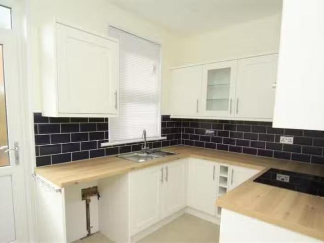 Cozy 1 BA 2 bedroom maisonette for rent in Curzon Road, Bourne.