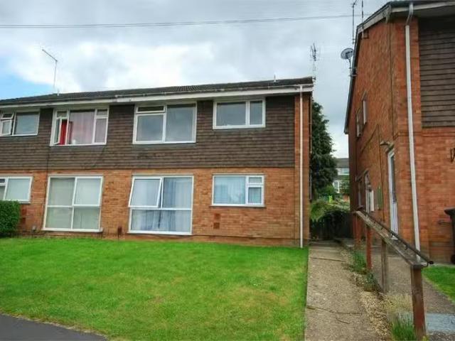 For Rent! 1 BA 2 bedroom maisonette for rent in Frobisher Road.