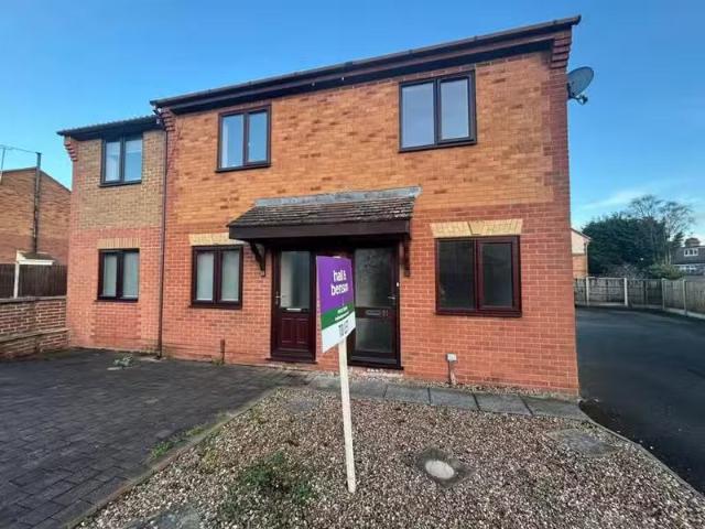 Cheap 1 BA 2 bedroom semi detached house for rent in Ashton Cl.