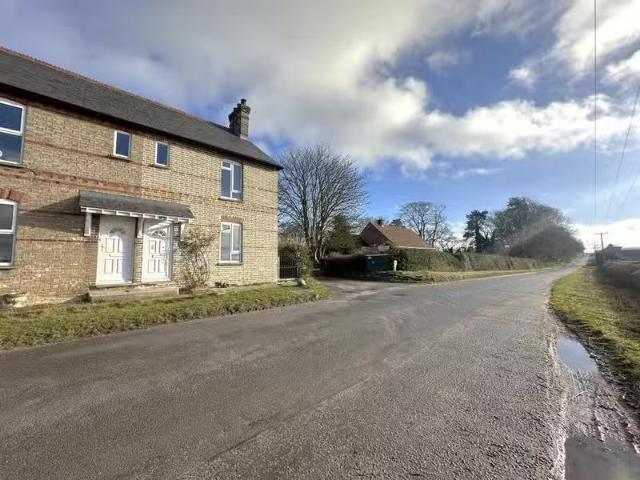 Just in! 1 BA 2 bedroom semi detached house for rent in Heath.