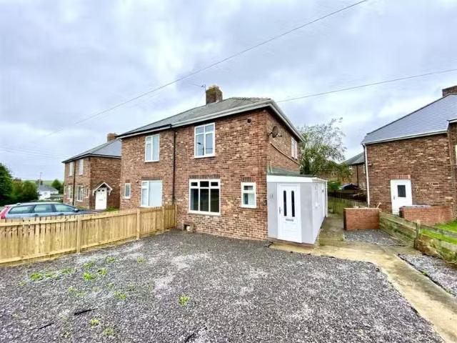 Rental! 1 BA 2 bedroom semi detached house for rent in Luke Av.